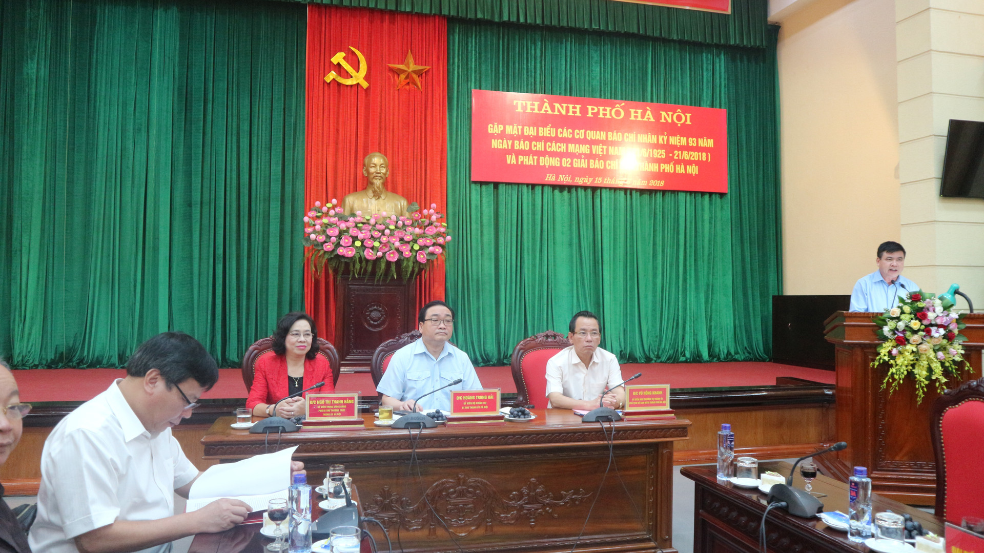 Thành ủy Hà Nội tổ chức gặp mặt lãnh đạo, phóng viên các cơ quan báo chí