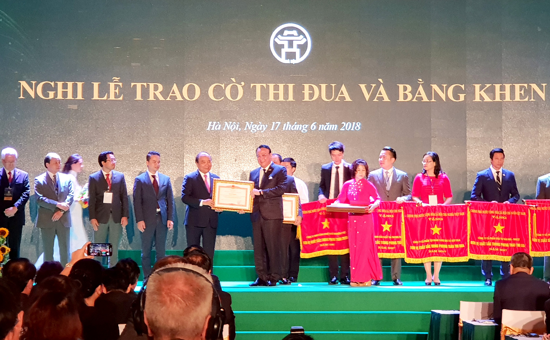 Description: Tân Hoàng Minh đón nhận bằng khen của Thủ tướng Chính phủ trong dịp kỷ niệm 25 năm Thành lập Tập đoàn