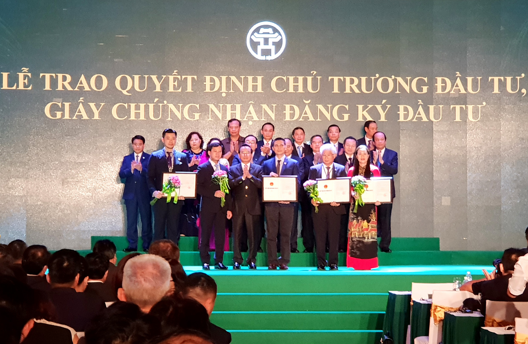 Description: Tân Hoàng Minh đón nhận bằng khen của Thủ tướng Chính phủ trong dịp kỷ niệm 25 năm Thành lập Tập đoàn