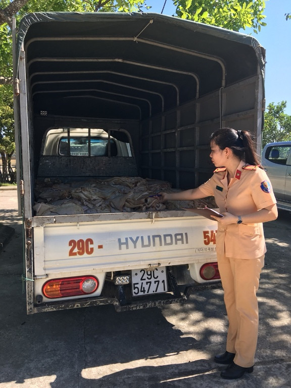 CSGT Thanh Hóa bắt giữ vụ vận chuyển 01 tấn bì lợn đang phân hủy