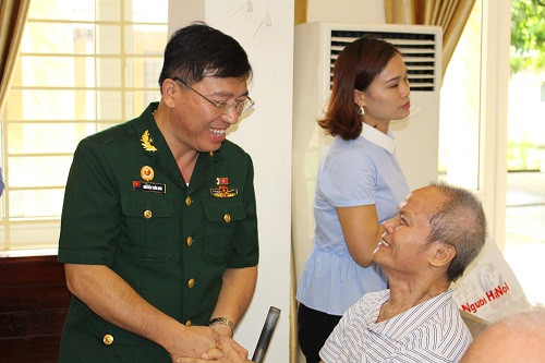 Thăm, tặng quà thương, bệnh binh Trung tâm Điều dưỡng thương binh Thuận Thành