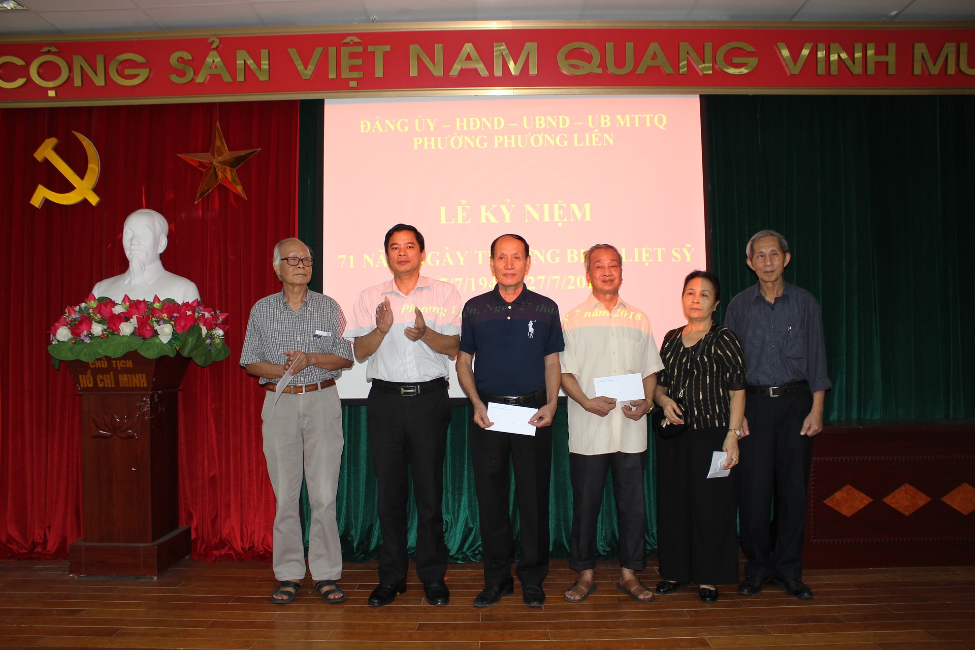 Phường Phương Liên tặng sổ tiết kiệm cho thương, bệnh binh, gia đình chính sách