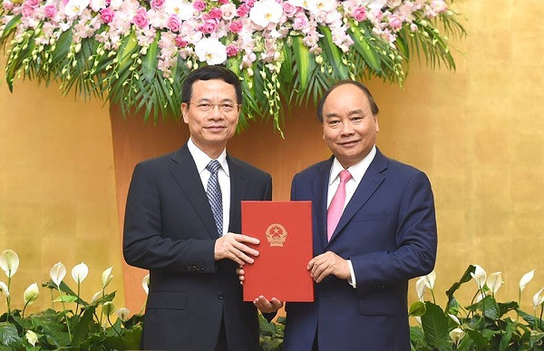Thủ tướng Nguyễn Xuân Phúc trao QĐ giao quyền Bộ trưởng TTTT cho ông Nguyễn Mạnh Hùng