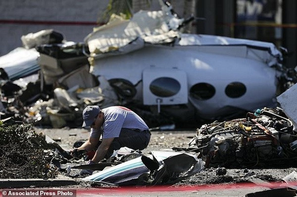 Máy bay đâm đầu xuống bãi đỗ xe ở California, 5 người thiệt mạng