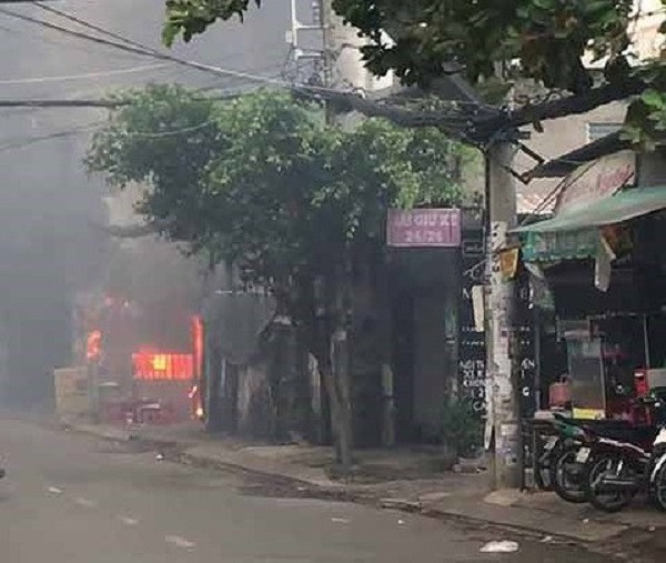 Cháy bãi đậu xe ô tô gần sân bay Tân Sơn Nhất