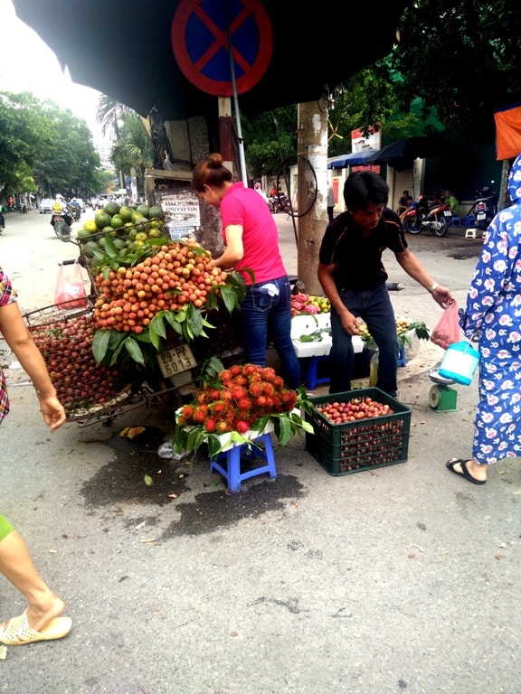 Lấn chiếm lòng lề đường để kinh doanh, biến sân chơi thành chợ