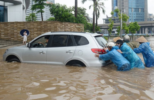 Những lưu ý giúp ô tô an toàn 'sống sót' qua mùa mưa bão