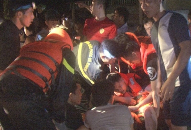 Trắng đêm giúp dân vượt lũ, 2 chiến sỹ PCCC bị thương nặng
