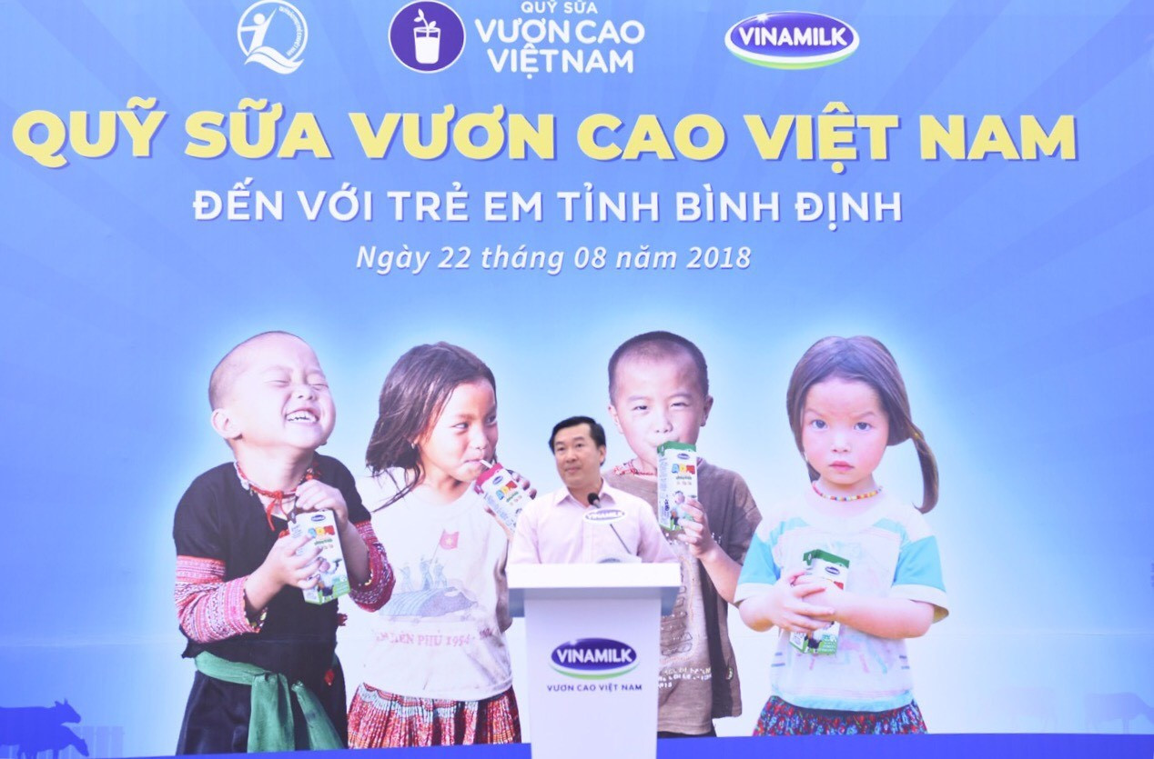 Quỹ sữa vươn cao Việt Nam và Vinamilk tiếp tục trao 64.000 ly sữa cho trẻ em tỉnh Bình Định.