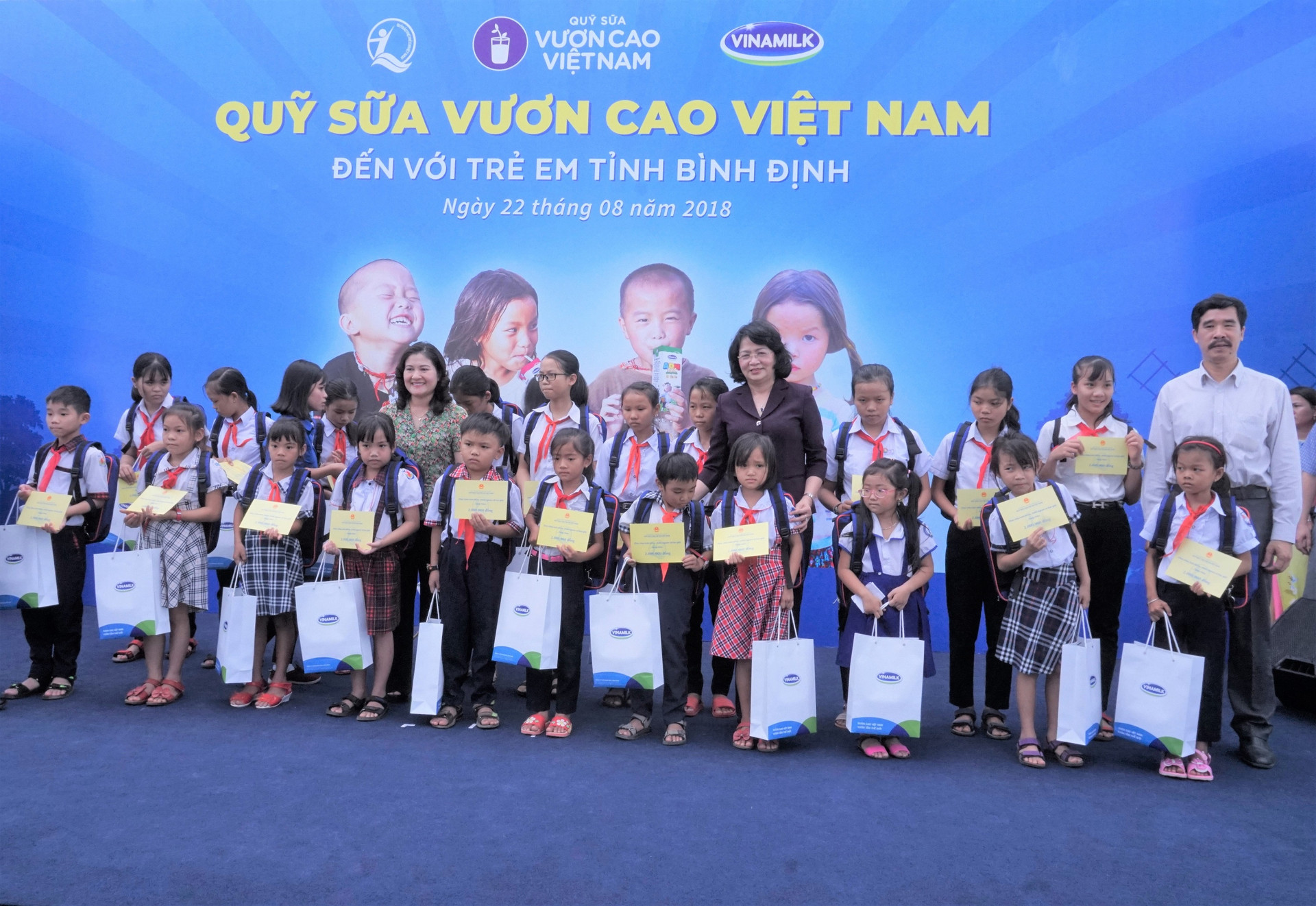 Quỹ sữa vươn cao Việt Nam và Vinamilk tiếp tục trao 64.000 ly sữa cho trẻ em tỉnh Bình Định.