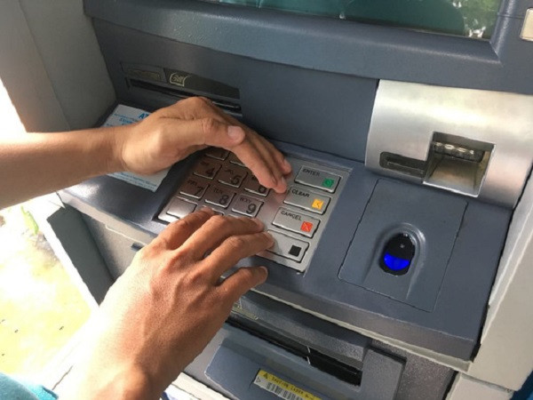 Để tránh nạn rút trộm tiền ATM, NHNN yêu cầu giảm mức rút tiền vào đêm khuya