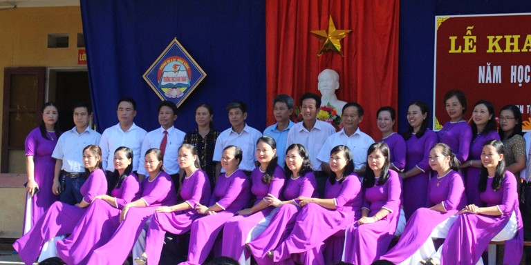 Báo Người Hà Nội trao học bổng cho học sinh nghèo ở Trường THCS Vạn Thắng (Nông Cống)