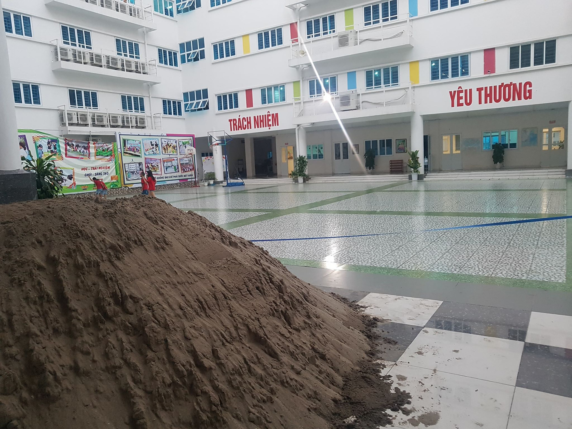 Hơn 1.000 học sinh nguy cơ không thể khai giảng vì trường bị đổ đầy cát.