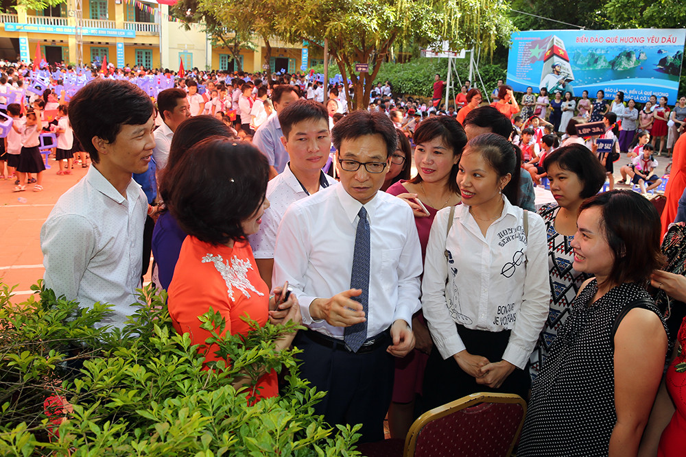 Phó Thủ tướng Vũ Đức Đam dự khai giảng tại Trường Tiểu học Thanh Trì, Hà Nội