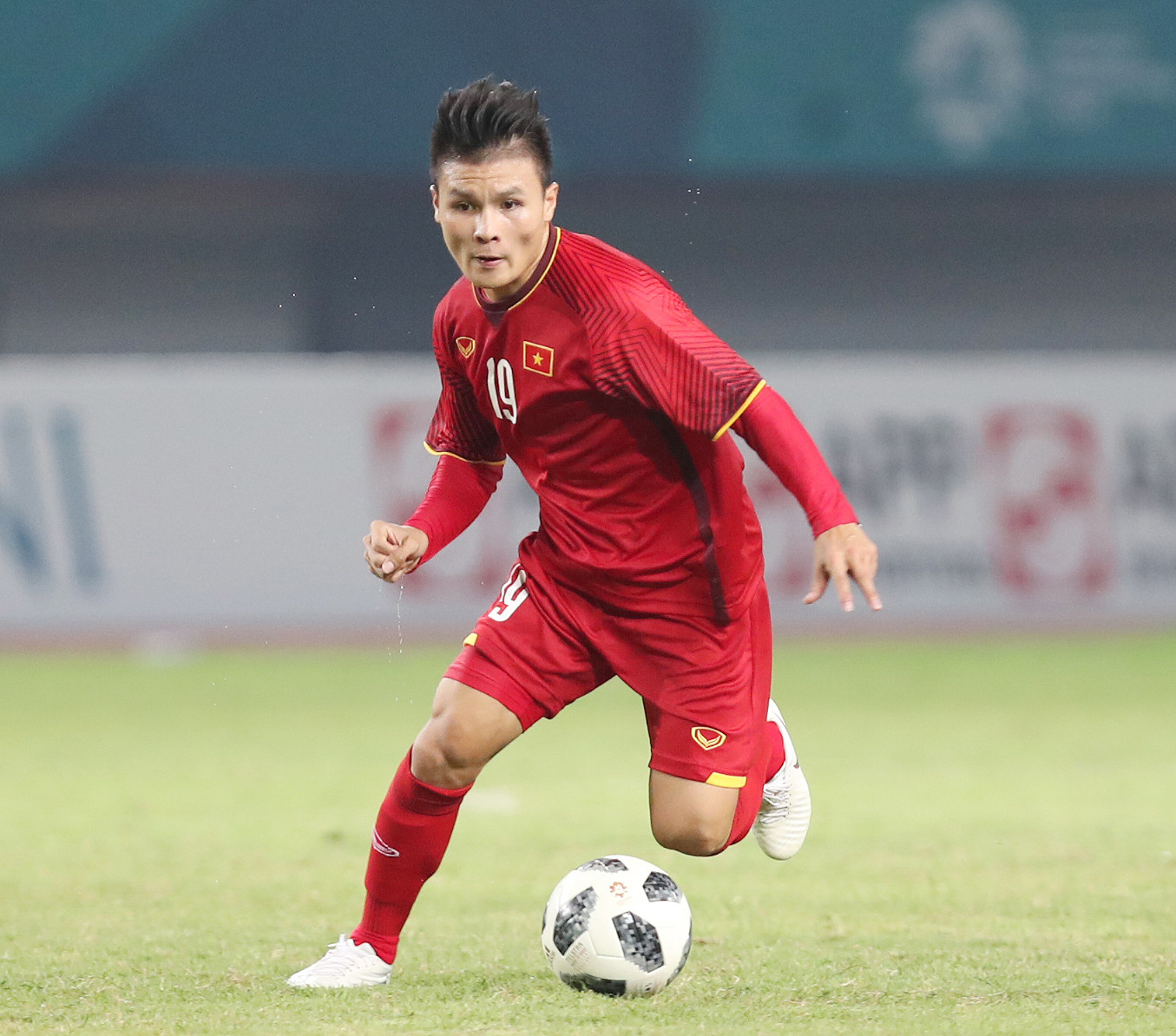 Cầu thủ Quang Hải sẽ cùng SHB đón cúp ngoại hạng Anh và cúp liên đoàn Anh.