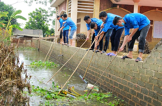 Sáng ngời màu áo xanh “gánh lũ” vùng quê Chương Mỹ