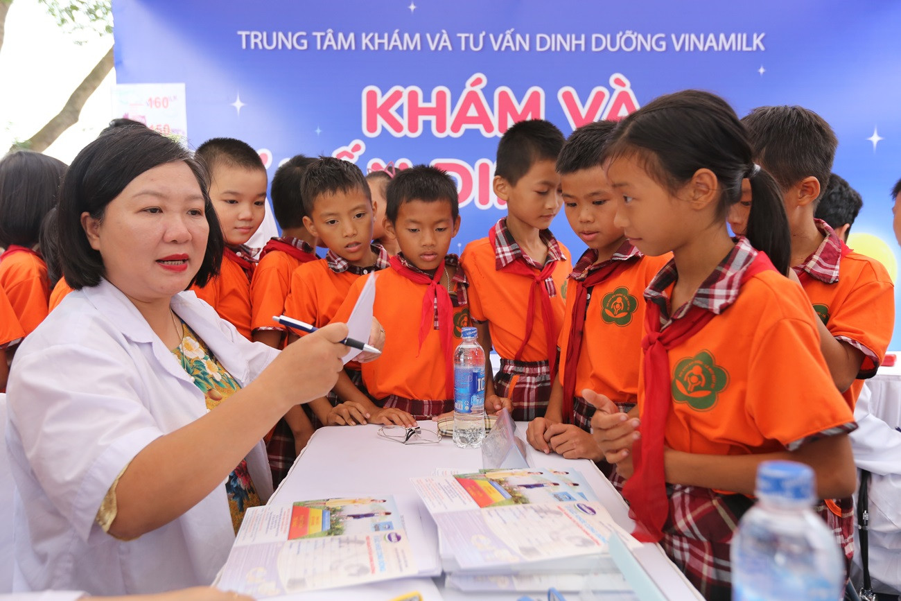 Quỹ sữa vươn cao Việt Nam va Vinamilk trao 66.000 ly sữa cho trẻ em tỉnh Vĩnh Phúc nhân dịp tết trung thu.