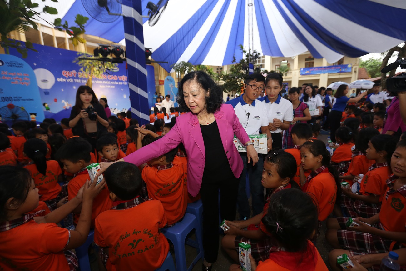Quỹ sữa vươn cao Việt Nam va Vinamilk trao 66.000 ly sữa cho trẻ em tỉnh Vĩnh Phúc nhân dịp tết trung thu.