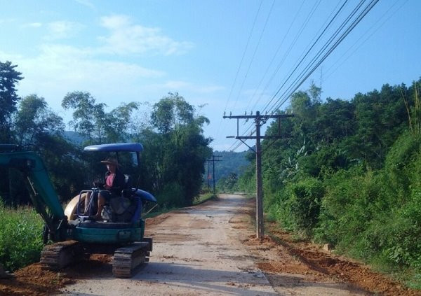 Hà Tĩnh: Cột thông tin ngành đường sắt bị “ bỏ quên” giữa đường