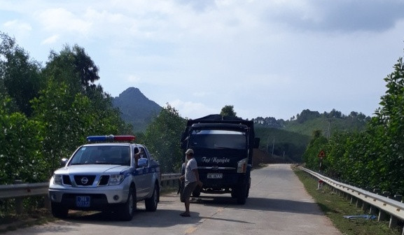 Hà Tĩnh: Thạch Hà cảnh sát giao thông dừng ngắm xe quá tải ngay mỏ đất