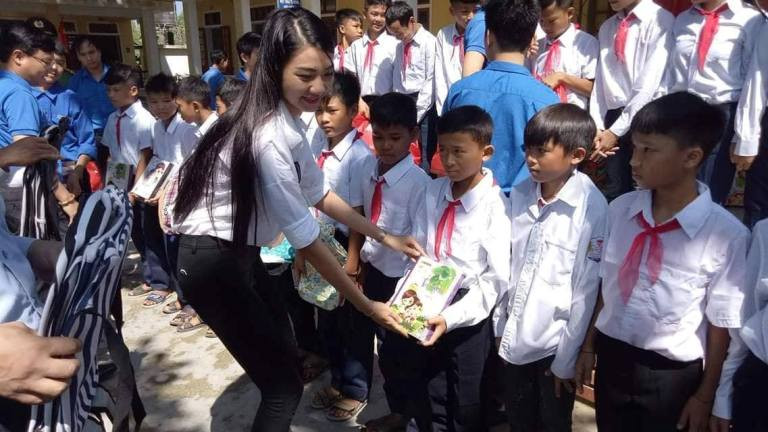 Người đẹp tài năng Hoa hậu Việt Nam 2018 trao quà trung thu cho trẻ em vùng lũ