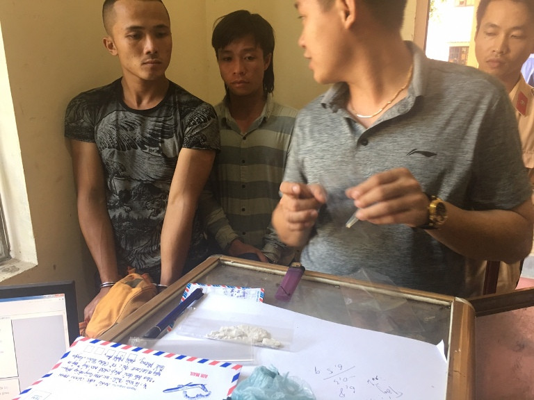 Nghệ An: CSGT bắt hai thanh niên tàng trữ ma túy trên QL 48