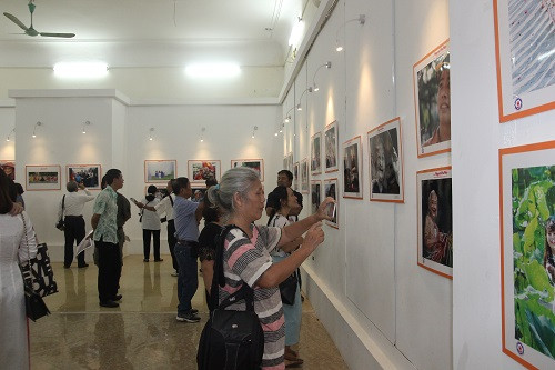 Triển lãm ảnh “Nụ cười Hà Nội” thu hút đông du khách quốc tế