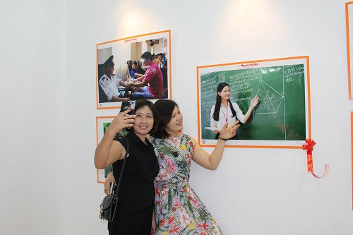 Triển lãm ảnh “Nụ cười Hà Nội” thu hút đông du khách quốc tế