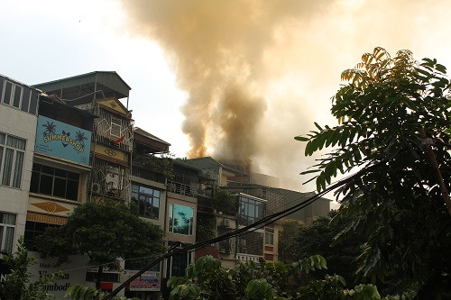 Hà Nội: Cháy lớn tại phố Núi Trúc