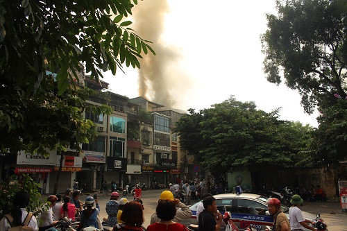 Hà Nội: Cháy lớn tại phố Núi Trúc