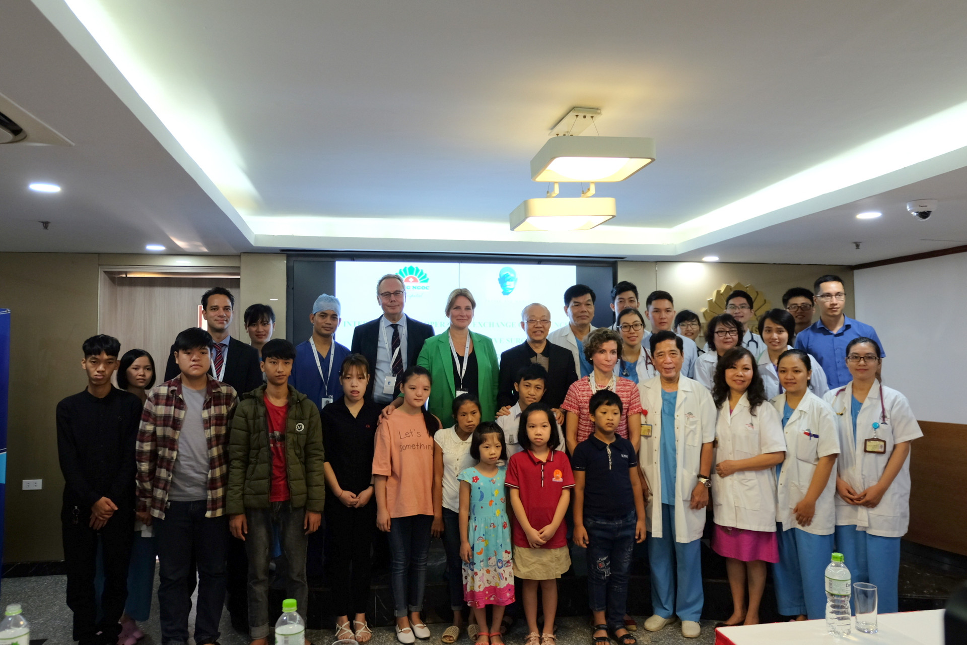 Bệnh viện Hồng Ngọc hợp tác Facing the world phẫu thuật từ thiện và hội thảo y khoa tháng 10/2018