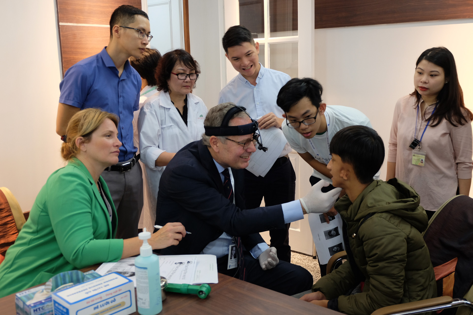 Bệnh viện Hồng Ngọc hợp tác Facing the world phẫu thuật từ thiện và hội thảo y khoa tháng 10/2018