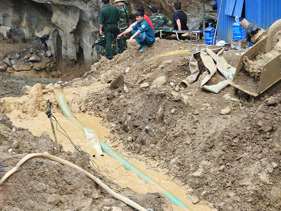 Hòa Bình: Vẫn chưa tìm thấy hai nạn nhân bị mắc kẹt trong hang vàng