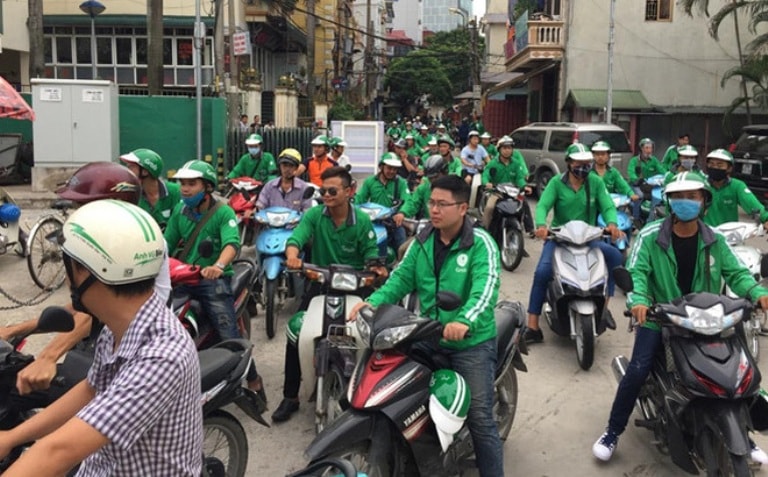 Cần giải quyết dứt điểm “cuộc chiến” giữa Grab và taxi truyền thống