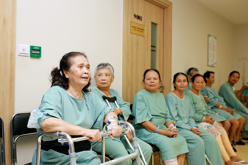 Vinmec Đà Nẵng & OW phẫu thuật thay khớp miễn phí cho bệnh nhân nghèo miền Trung.