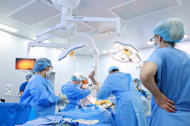 Vinmec Đà Nẵng & OW phẫu thuật thay khớp miễn phí cho bệnh nhân nghèo miền Trung.