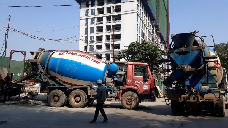 Hà Nội: Xe công trình vẫn chạy 