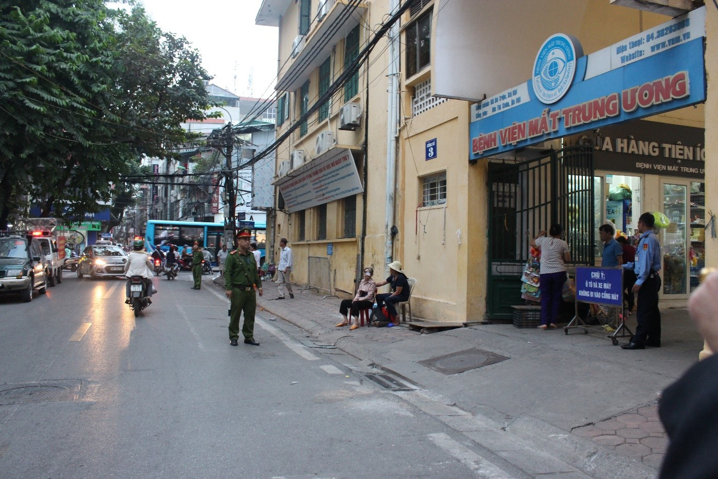 Công an Phường Bùi Thị Xuân, quận Hai Bà Trưng gia quân lập lại trật tự đô thị .