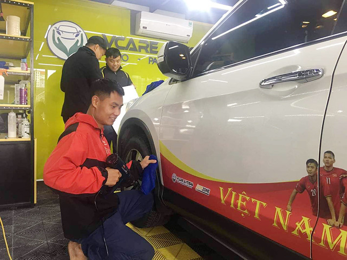 Ủng hộ ĐTQG Việt Nam, Gara ô tô dán decal trang trí miễn phí