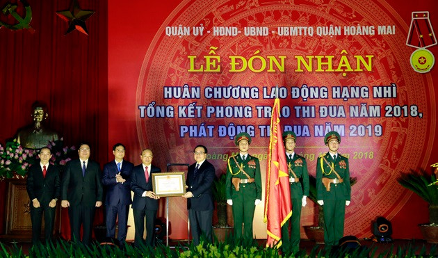 Bí thư Thành ủy Hoàng Trung Hải trao Huân chương Lao động hạng Nhì cho quận Hoàng Mai