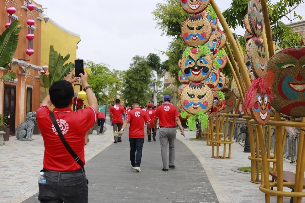 “Đua nhau “check in” bên Cây thông lồng đèn cao nhất Việt Nam”.