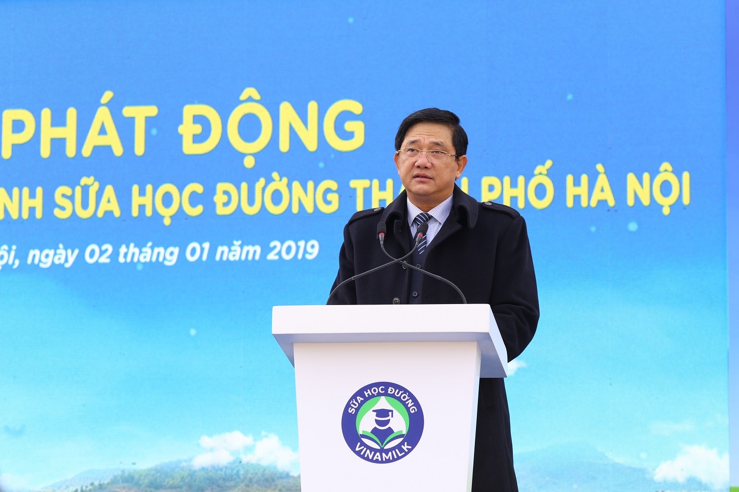 Hà Nội đồng loạt cho trẻ em uống sữa học đường từ 2019.