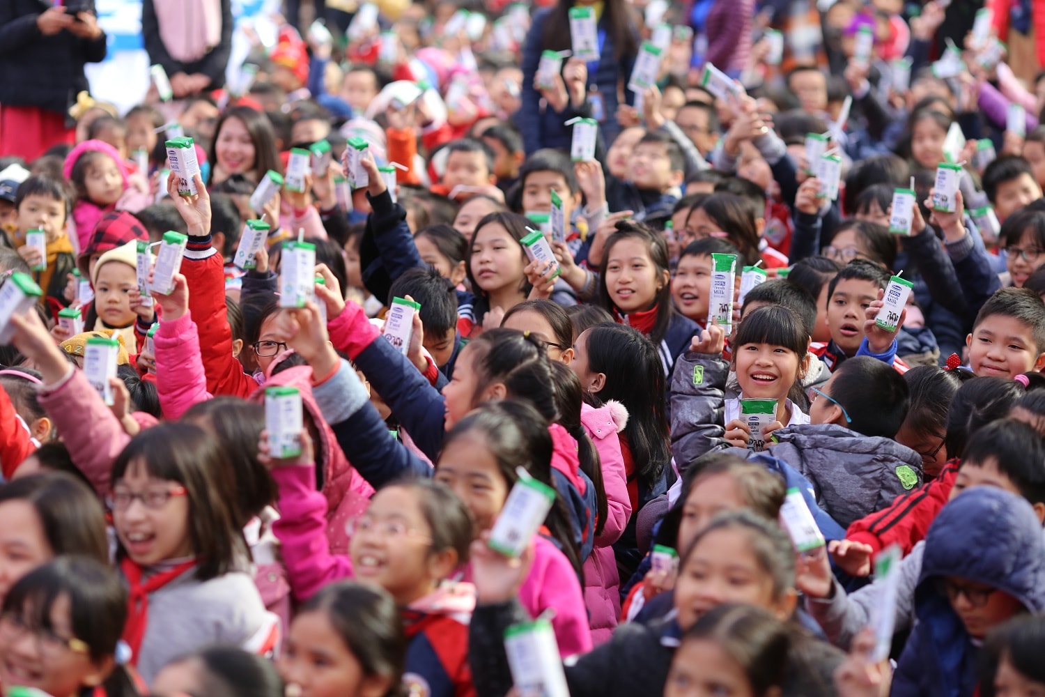 Hà Nội đồng loạt cho trẻ em uống sữa học đường từ 2019.