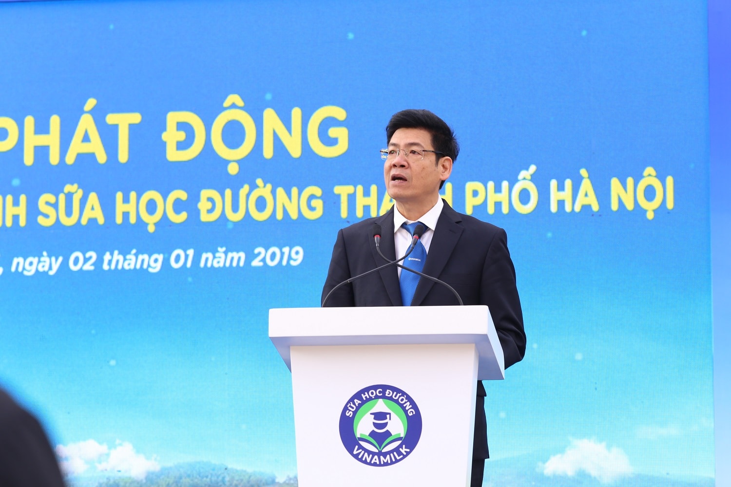 Hà Nội đồng loạt cho trẻ em uống sữa học đường từ 2019.