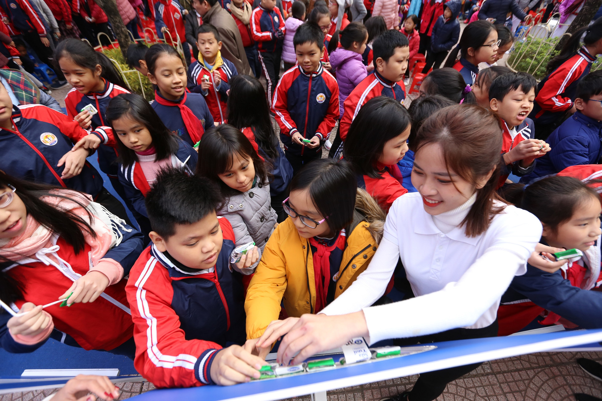 Hà Nội đồng loạt cho trẻ em uống sữa học đường từ 2019.