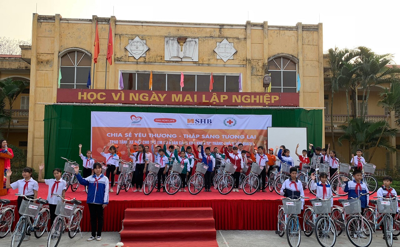 Ngân hàng SHB và Dai - Ichi Life Việt Nam trao tặng 330 xe đạp cho học sinh có hoàn cảnh khó khăn.