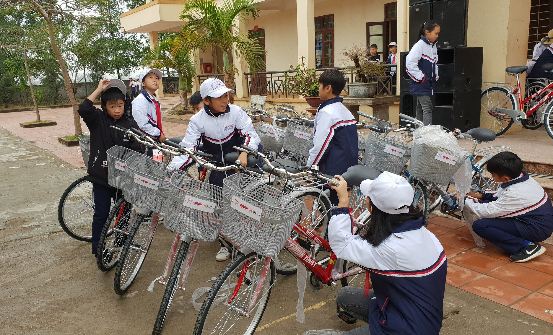 Ngân hàng SHB và Dai - Ichi Life Việt Nam trao tặng 330 xe đạp cho học sinh có hoàn cảnh khó khăn.
