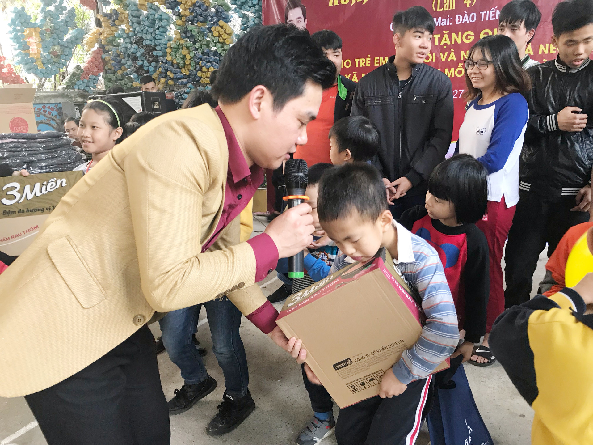 Ca sĩ Đào Tiến Lợi tặng quà Tết cho trẻ em mồ côi và người già neo đơn
