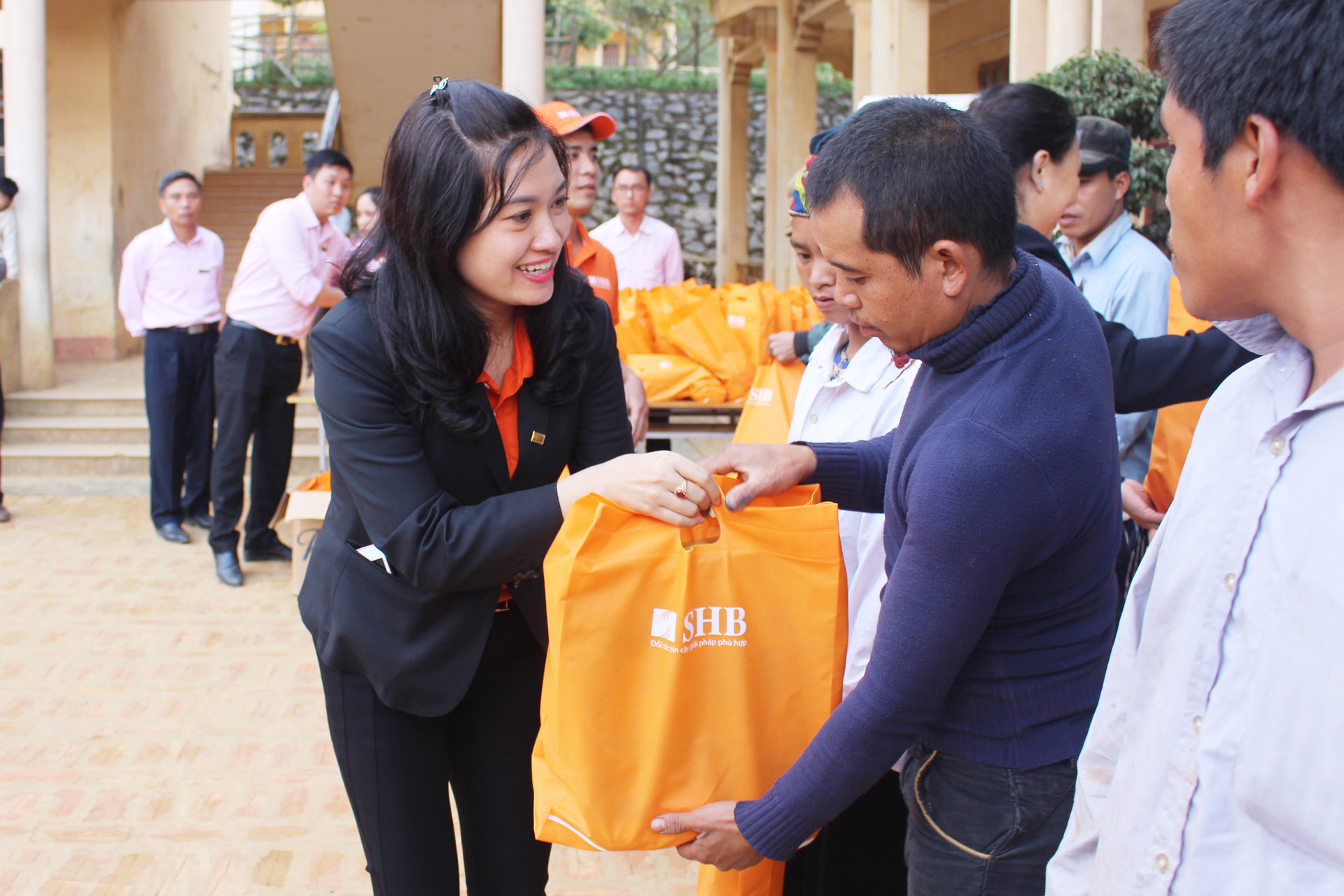 Ngân hàng SHB tặng 1 tỷ đồng cho đồng bào khó khăn tại tỉnh Sơn La.
