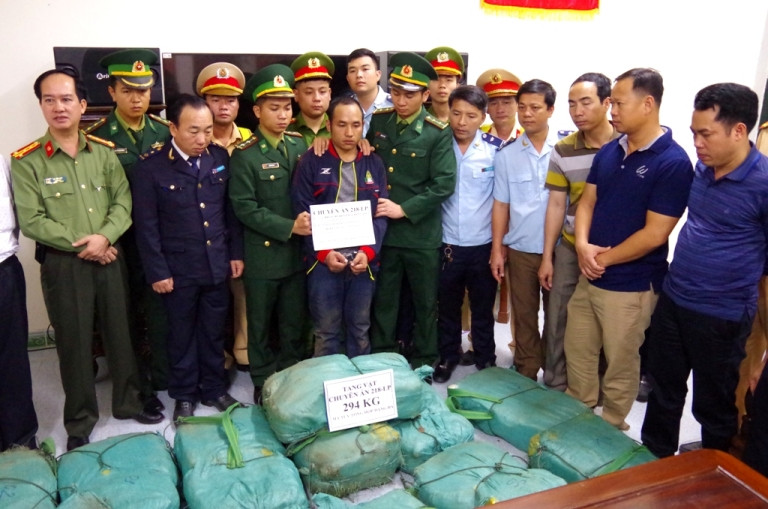 Hà Tĩnh: Bắt giữ đối tượng vận chuyển gần 300kg ma túy tổng hợp